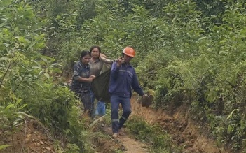 Khai thác keo dưới đường dây điện cao thế, 2 người nhập viện cấp cứu