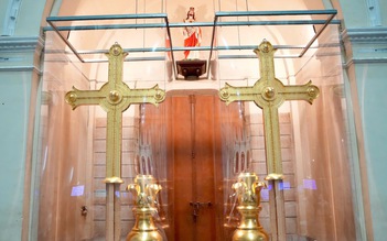 Nhà thờ Đức Bà: Sẽ đặt 2 Thánh giá mạ vàng nặng 400 kg lên đỉnh tháp ngày 19.3