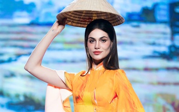 Miss Charm 2025 Anna Blanco diện áo dài diễn thời trang cùng nghệ sĩ Việt