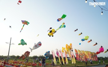 Bãi thả diều khổng lồ ở Vĩnh Long thu hút hàng trăm người mỗi chiều