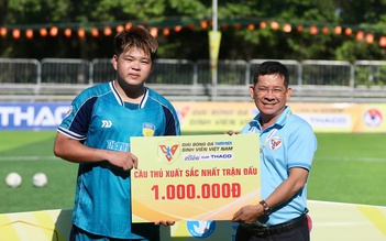 Tại sao thủ môn xuất sắc của HUTECH bật khóc khi rời sân cuối trận?