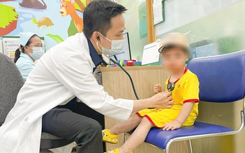 Tiêm vắc xin viêm não mô cầu cho trẻ: Phụ huynh không nên hoang mang