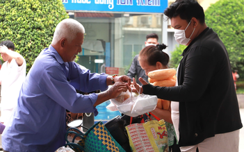 Bán vé số kiếm từng đồng, người đàn ông ngày nào cũng mang cơm vào bệnh viện