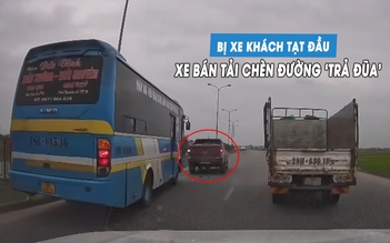 Bị xe khách tạt đầu, xe bán tải đánh võng chèn đường 'trả đũa'