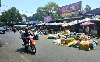 Rác thải bốc mùi, ứ đọng suốt 3 ngày trên đường phố Buôn Ma Thuột