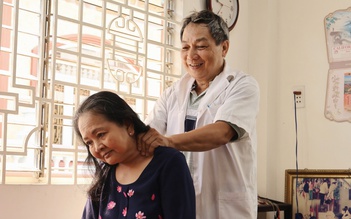 Phòng khám miễn phí trong chùa: Người ở lại mấy chục năm không lương vì điều gì?