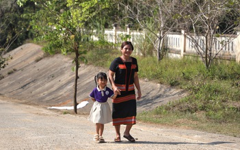 Con có trường học mới, người mẹ đồng bào Giẻ Triêng rưng rưng hạnh phúc