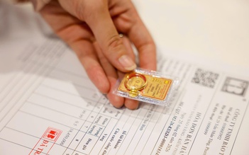 Giá vàng rơi thẳng đứng