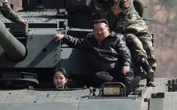Con gái ông Kim Jong-un xuất hiện cùng cha trên xe tăng chiến đấu chủ lực mới