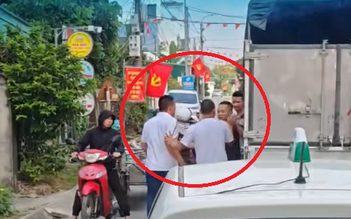 Đỗ xe giữa đường còn đánh người