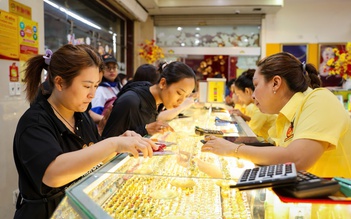 Giá vàng tăng cao, chứng khoán lao dốc