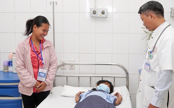 Cứu sống bé gái bị rắn độc cắn nhờ huyết thanh gửi bằng máy bay