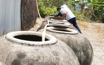 Ống nước kéo ngang nhà, người dân Biển Bạch vẫn chật vật mua từng lu nước