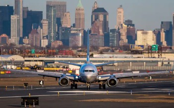 Hai máy bay suýt va chạm khi hạ cánh tại sân bay