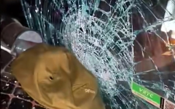 Nghi bị ném đá, hàng loạt xe tải vỡ kính trên cao tốc qua Quảng Trị