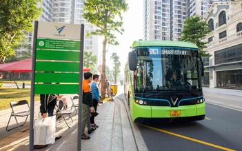 Nhiều người chọn xe điện, metro để giảm áp lực giá xăng