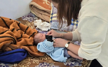 Bé gái sơ sinh bị bỏ rơi trong chòi rẫy cà phê ở Gia Lai