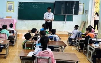 'Gieo chữ' trên non: Hành trình nhọc nhằn của người thầy