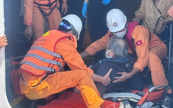 Kịp thời đưa 2 khách Nhật từ tàu du lịch nước ngoài vào bờ cấp cứu