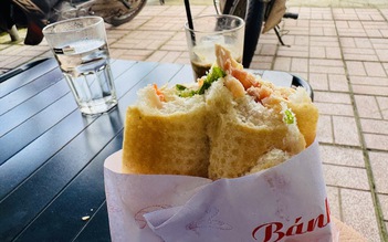 Ăn bánh mì, 10 người phải cấp cứu với triệu chứng nghi ngộ độc