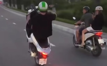 Người nước ngoài bốc đầu xe máy trên cầu Tiên Sơn, CSGT Đà Nẵng vào cuộc