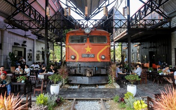 'Hồi sinh' đầu máy tàu hỏa gần 50 năm tuổi, quán cà phê ở Huế hút khách