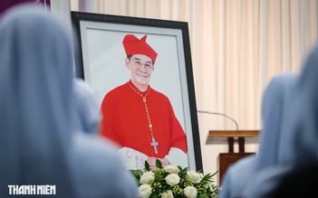 Giáo dân đến viếng Đức Hồng y Gioan Baotixita Phạm Minh Mẫn