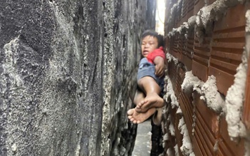 TP.HCM: Cảnh sát PCCC giải cứu an toàn bé trai kẹt giữa 2 bức tường hẹp