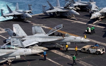 Thủy thủ bị thương trên tàu sân bay Mỹ đang chống Iran