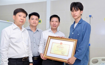 Bộ GD-ĐT tặng bằng khen nam sinh xông vào đám cháy cứu người