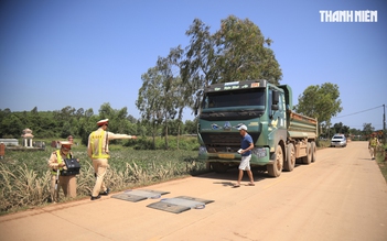 CSGT Quảng Ngãi kiểm tra tải trọng xe tải chở đất sau phản ánh của Báo Thanh Niên