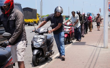 Sri Lanka: Chịu án tù vì tích trữ 4 lít xăng để bán chợ đen