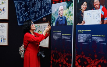Nghe phụ nữ bản làng kể chuyện qua triển lãm 'Gieo xanh nơi đỉnh mây'