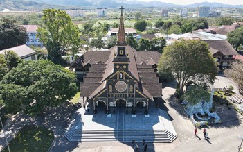 Những nhà thờ độc đáo: Nhà thờ Gỗ trăm năm giữa lòng phố núi