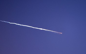 Houthi lần đầu tham chiến, phóng tên lửa sang Israel