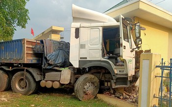 Xe đầu kéo tông đổ tường rào trường mầm non trên đường Hồ Chí Minh