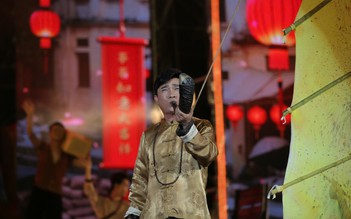 Quang Linh hát 'Người đến từ Triều Châu' mừng 'Đêm hội Nguyên tiêu'
