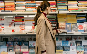 Phối áo khoác và quần jeans đúng gu sành điệu