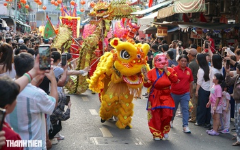 Rằm tháng giêng: 'Biển người' chen chân xem lễ diễu hành Tết Nguyên tiêu ở Chợ Lớn