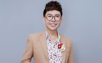 Nam ca sĩ kể quá khứ đi hát gian truân, bất ngờ được đồng nghiệp tặng… vàng