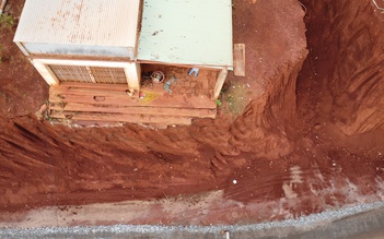 Hạ cốt nền đường, nhà dân chênh vênh bên mép vực sâu: Trách nhiệm thuộc về ai?