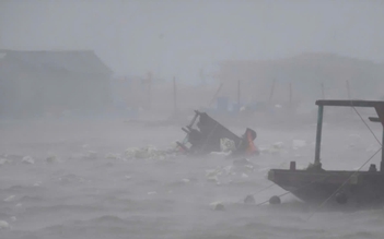 Giông lốc lật bè ở Cô Tô, hai mẹ con tử vong