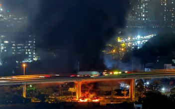 Khói đen kịt bốc cao, mùi nồng nặc từ đốt rác dưới chân cầu Phú Mỹ