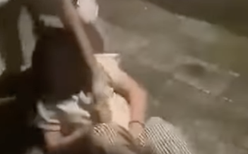 Nữ sinh lớp 7 bị đánh hội đồng, lột áo kéo lê trên đường... gây phẫn nộ