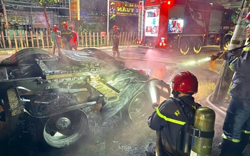 Khống chế nhanh vụ cháy xe đầu kéo container trong đêm ở TP.HCM