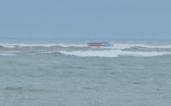 Quảng Trị: Lật tàu cá cách bờ 100 m tại biển Nhật Lệ, 1 người tử vong