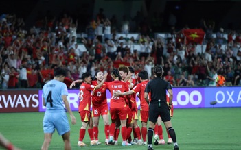 Chủ tịch VFF Trần Quốc Tuấn chúc mừng đội tuyển nữ Việt Nam, thưởng nóng 500 triệu đồng 