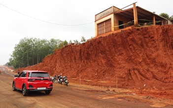 Yêu cầu tạm dừng thi công, phòng ngừa sạt lở sau phản ánh của Báo Thanh Niên