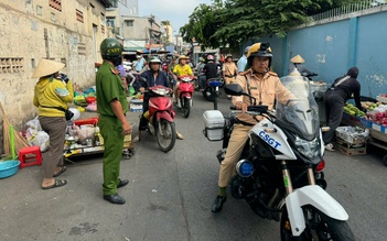 TP.HCM: Xử lý 'chợ' tự phát bủa vây trường tiểu học