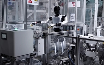 Robot Xiaomi theo kịp dây chuyền xe điện 76 giây/chiếc